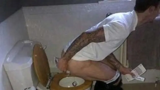 GB, un giocatore della Premier League usa sterline come carta igienica