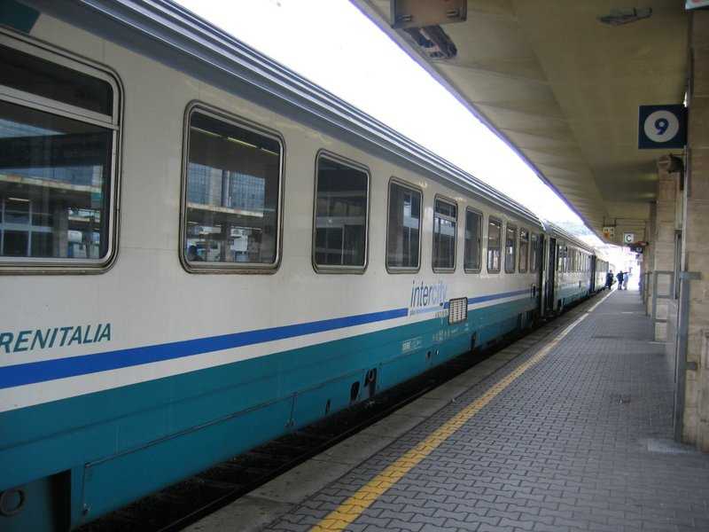 Napoli: uomo travolto ed ucciso da un treno in corsa