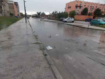 Via Mastellone a Napoli: allagamenti ed incuria ad ogni angolo