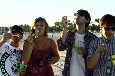 "Rainbow", torna il variopinto pop dei Miss Chain & the Broken Heels