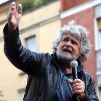 Grillo: «Un colpo di Stato progressivo. La partitocrazia vuole tenere Monti e danneggiare il M5S»