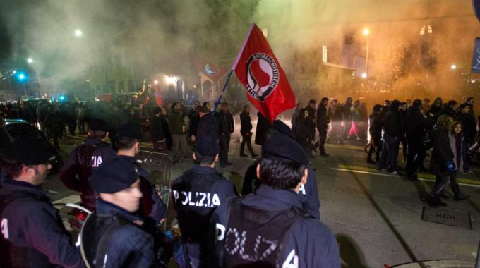 Molotov contro Casapound, due feriti e tre arresti