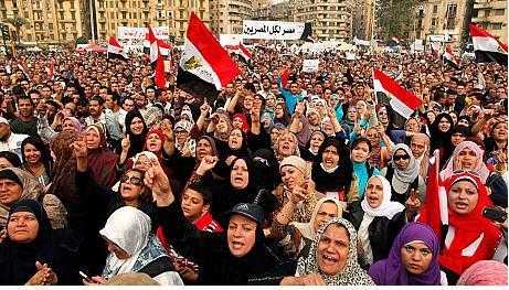 L'Egitto scende in piazza contro il "Faraone" e il decreto costituzionale
