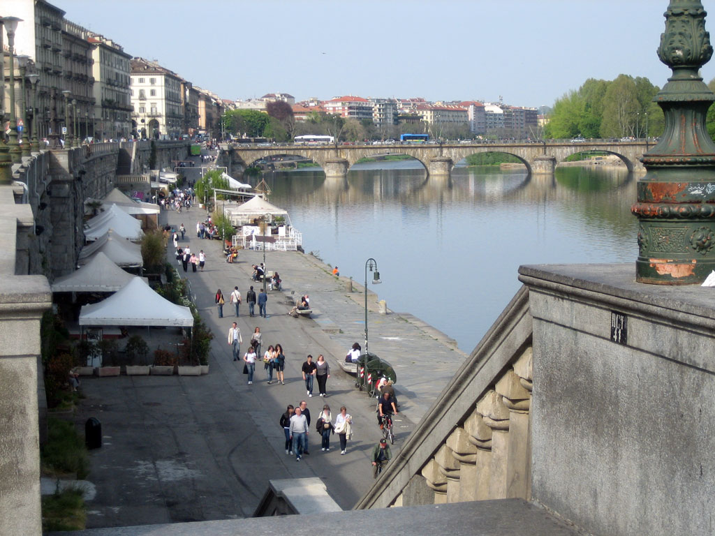 Torino: capo barman di un locale dei Murazzi del Po abusa di una dipendente