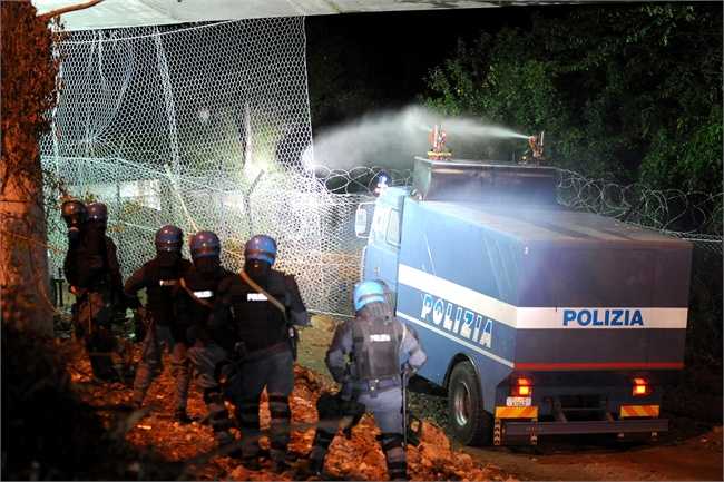 No Tav: danneggiati tre blindati ed un fuoristrada della Polizia a Bardonecchia (Torino)
