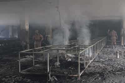 Bangladesh, incendio in una fabbrica tessile. Almeno 111 morti