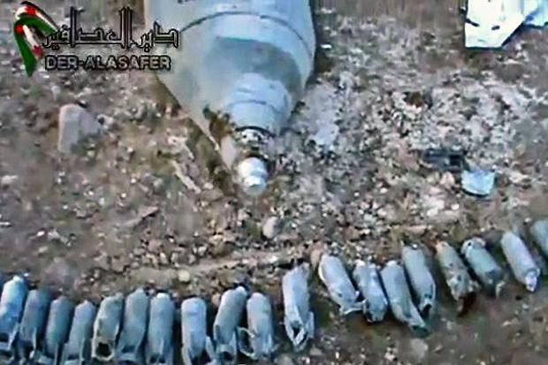 Siria, colpiti dalle bombe mentre giocano a calcio: nove bambini uccisi dall'aviazione di Assad