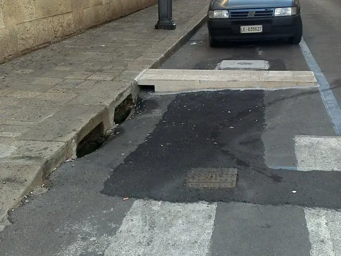 Pericoli sulle strade urbane. Due pericolosi cordoli - marciapiedi longitudinali a Maglie (Le)