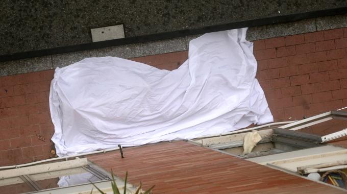 Si getta dal balcone per una lite con i genitori, muore 16enne