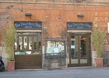Roma, rissa tra tifosi in un pub del centro. Dieci feriti