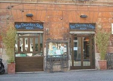 Roma, rissa tra tifosi in un pub del centro. Dieci feriti