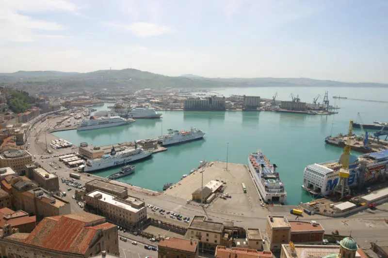 Ancona: clandestini siriani, afghani e pakistani nascosti nei piloni di cemento di un tir