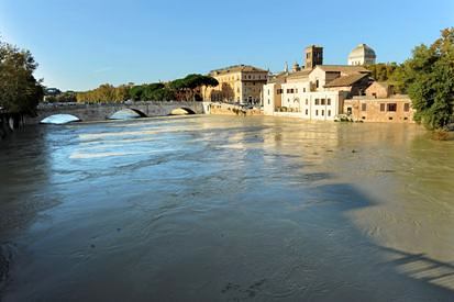 Piena del Tevere, i disagi continueranno anche oggi. Strade chiuse e mezzi pubblici deviati