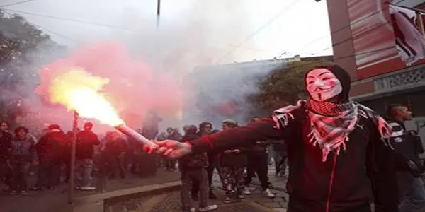 Torino, scontri tra manifestanti e Polizia: due ragazzi fermati e un poliziotto ferito gravemente