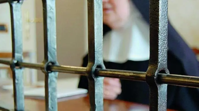 Abusi sessuali: suora indagata per violenza ai danni di una ragazza che l'anno scorso si suicidò