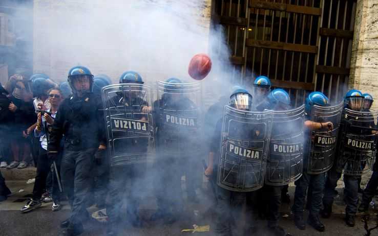 Alcoa: scontri tra operai e forze dell'ordine