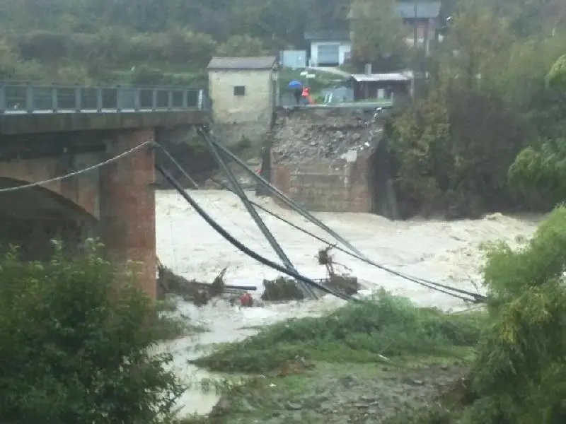 Crolla ponte nel grossetano: tre vittime