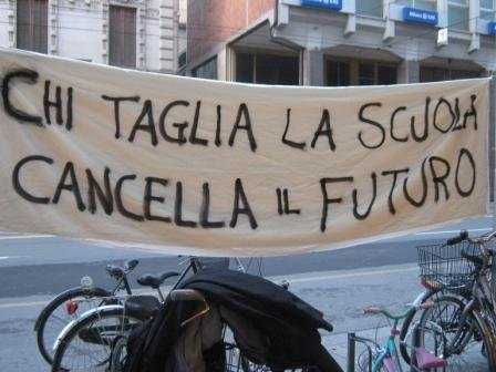 Tagli e mancanza di fondi: l'istruzione italiana che affonda e i grandi cervelli che fuggono...