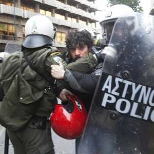 Grecia, approvato nuovo pacchetto austerità. Scontri in piazza