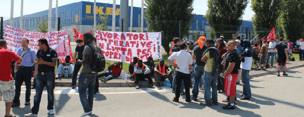Piacenza, operai Ikea in protesta: è scontro con le forze dell'ordine