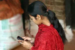 India: telefono cellulare vietato alle ragazze