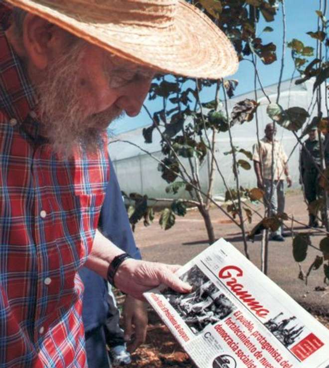 Fidel Castro è vivo e sta bene. Attacco ai blogger: "Uccelli del malaugurio!"