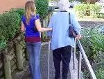 Badanti: raddoppiano il numero degli italiani, sia uomini che donne, al servizio degli anziani
