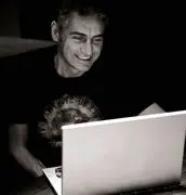 Un nuovo taglio di capelli per LIGABUE. L'artista interviene sul suo sito e sul suo profilo Facebook