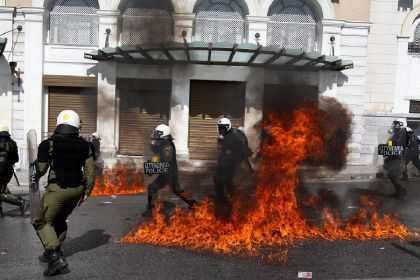 Atene, scontri tra manifestanti e forze dell'ordine: Un morto