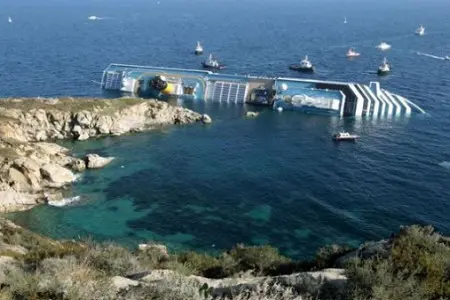 Costa Concordia, al via la 'maxi-udieza'. Schettino in aula