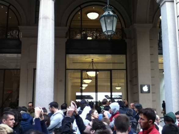Torino, inaugurato oggi l'Apple Store di Via Roma: centinaia di appassionati in fila per entrare