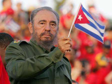 Smentita la morte di Fidel Castro, ma i giornalisti rilanciano: "Entro tre giorni verrà confermata"