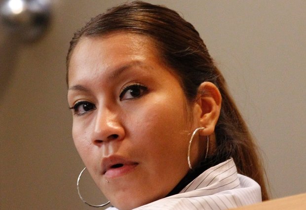 Incollò le mani della figlia al muro, condannata a 99 anni di carcere