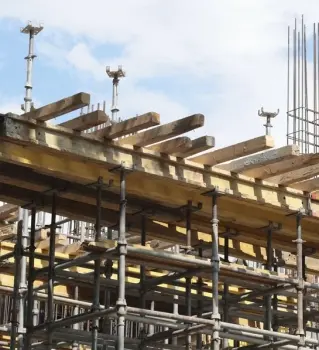 Giù da dieci metri, lavoratore se la cava