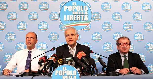 Formigoni, azzerare la giunta e avanti fino al 2015. Bossi, "Si voterà con le politiche"