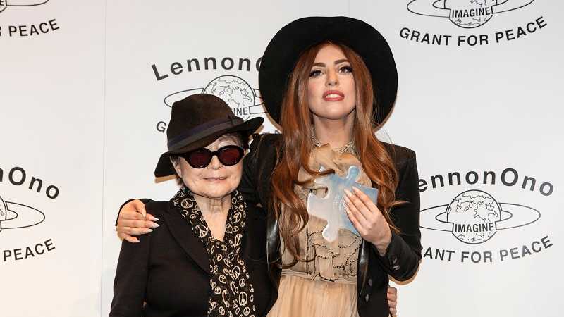Yoko Ono consegna a Lady Gaga il LennonOno Grant for Peace