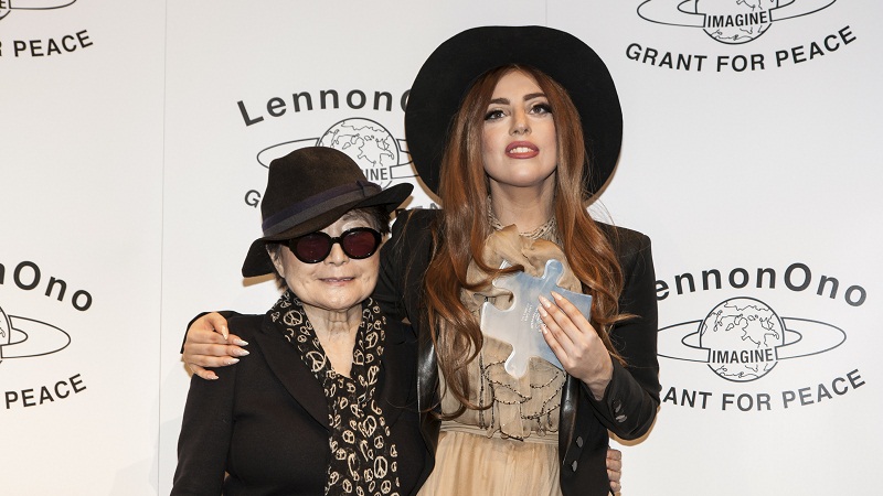 Yoko Ono consegna a Lady Gaga il LennonOno Grant for Peace