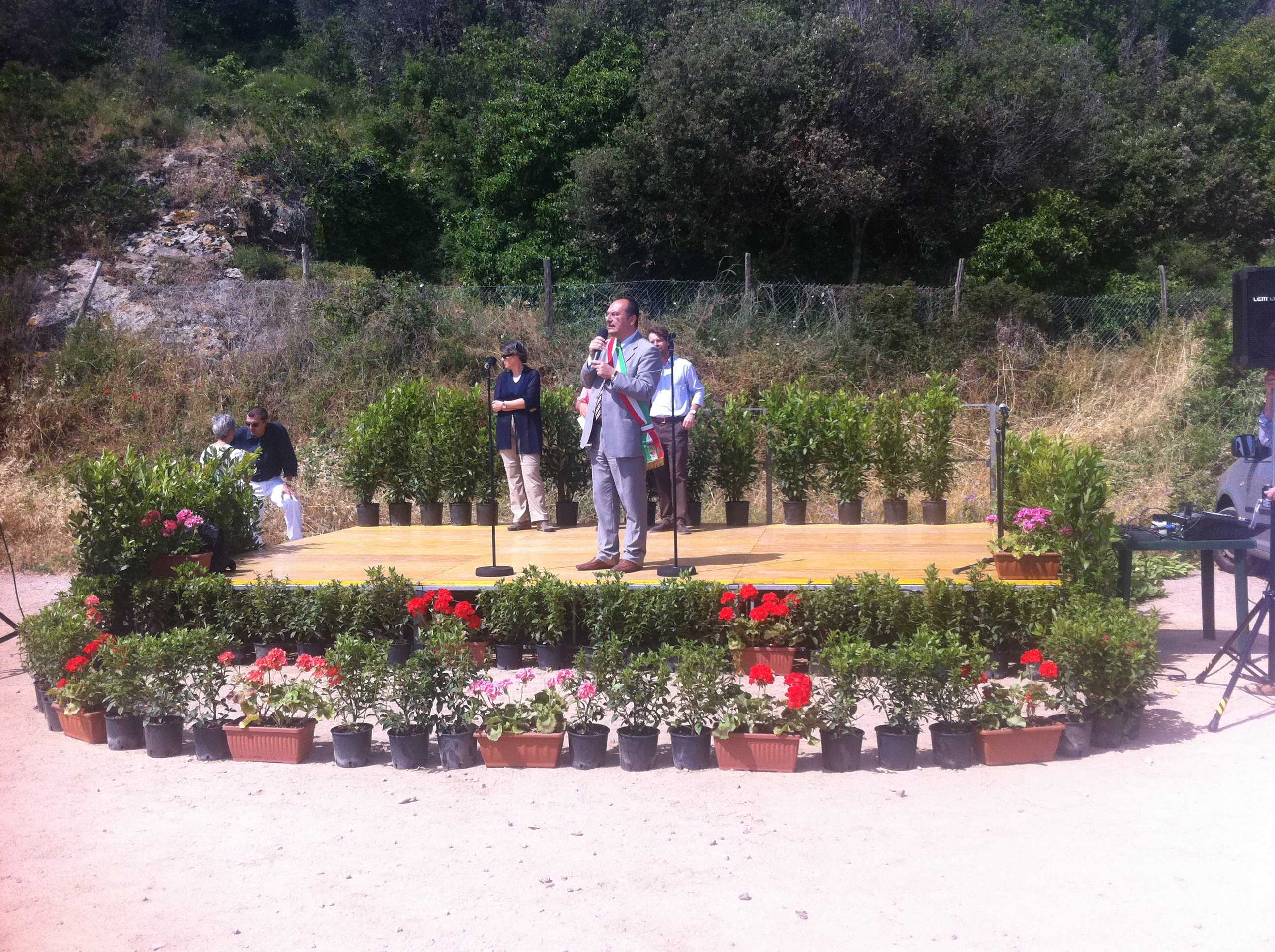 Il sindaco sul tetto del capannone. Singolare protesta a Piombino