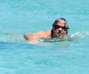 Beppe Grillo paragonato al "Duce": intende percorrere lo stretto di Messina a nuoto