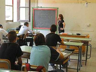 La scure della crisi colpisce stipendi insegnanti: in Italia livello minimo