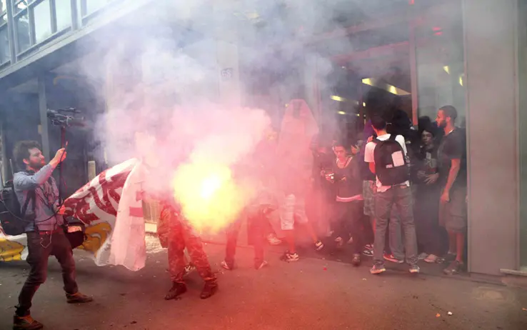 Milano, Studenti in piazza: "Fuori le banche dalle scuole"