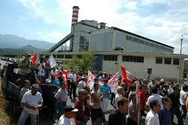 Cosenza Centrale Mercure: 4 gli operai saliti su ciminiera