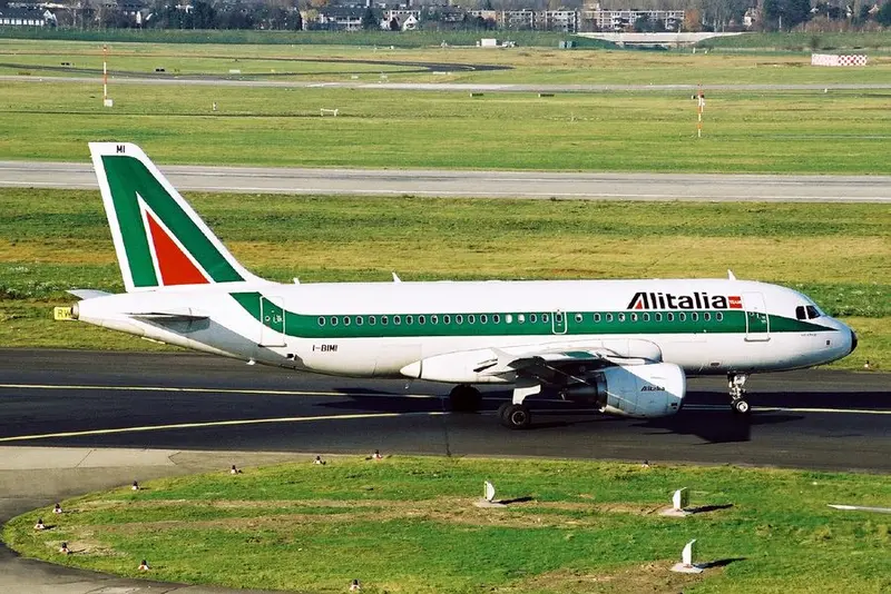 Alitalia: atterraggio d'emergenza per il volo Roma-Cagliari si trasforma in polemica