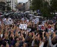 Scontri tra polizia e indignados, migliaia in piazza a Madrid