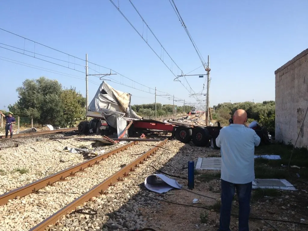 Treno deraglia a Brindisi: 18 feriti ed un morto