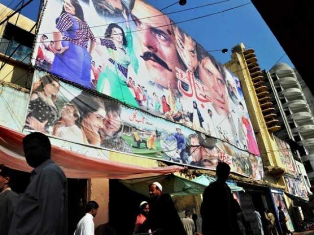 Pakistan, film anti-islamico: cinema incendiati e ambasciate chiuse