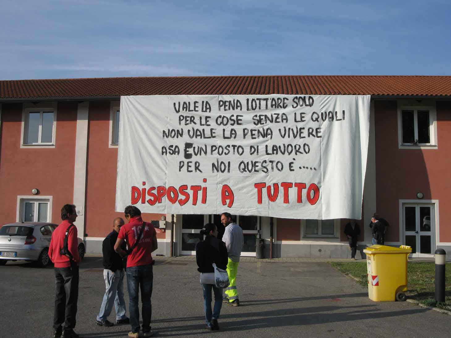Protesta dei lavoratori Asa: salgono sul tetto per paura di perdere il lavoro