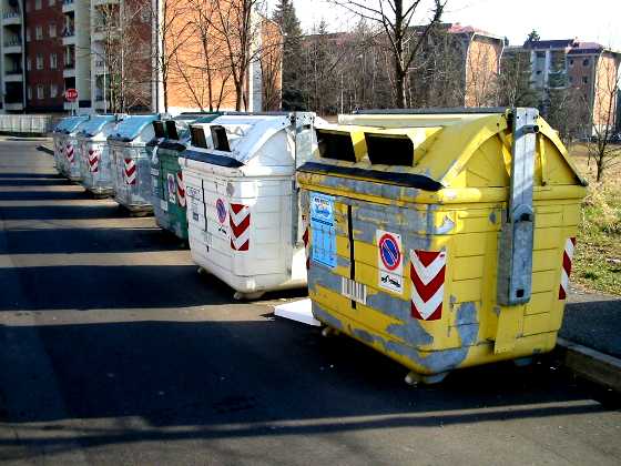 Fruga nei cassonetti, percosso per rumore