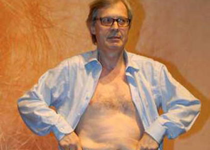 Sgarbi con i boxer aperti: denunciato per atti osceni in luogo pubblico