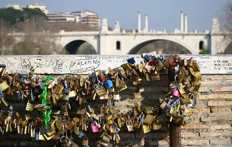 Addio ai lucchetti di Ponte Milvio